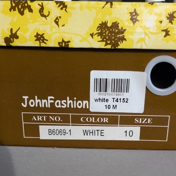 Chic Silver Women's Heels with Embellishments - Picture 5 of 9